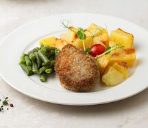Котлета из трёх видов мяса с картошечкой, фасолью и соусом