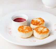 Сырники творожные с джемом