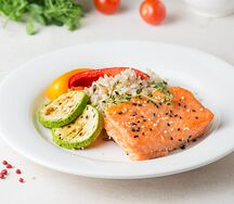 Лосось запечённый с диким рисом и овощами
