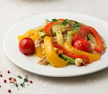 Ломтики индейки, обжаренные с овощным миксом