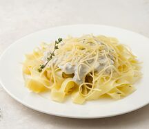 Паста с курицей и грибами в сливочном соусе