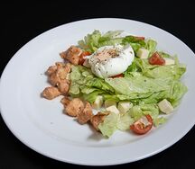 Тёплый салат с яйцом пашот