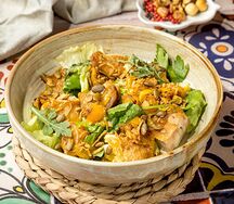 Тёплый салат с запечённой пряной тыквой и цыплёнком