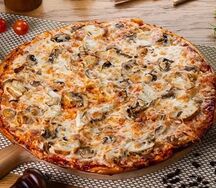 Пицца с куриным филе и грибочками