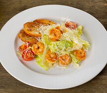 Салат Цезарь с тигровыми креветкам