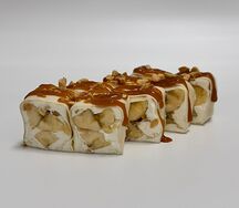 Сладкий ролл с бананом и карамелью