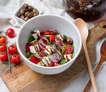 Салат из свежих овощей, сыром и фирменной заправкой