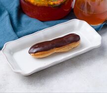 Эклер шоколадный