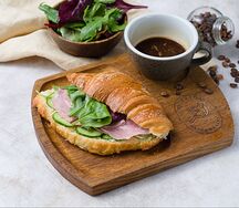 Круассан с ветчиной