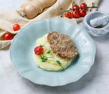Фирменная котлета из 3-х видов мяса с картофельным пюре, соусом тартар и сальса