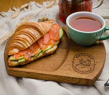 Круассан с лососем