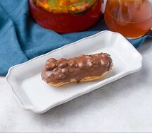 Эклер с фундучным кремом