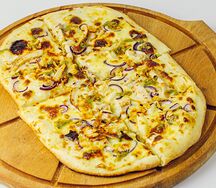 Куриная с красным луком и соусом