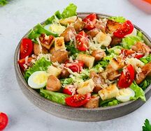 Цезарь с курицей салат