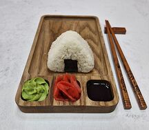 Онигири с лососем