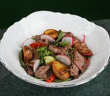 Салат с ростбифом, печеным картофелем, овощами и горчичной заправкой