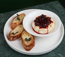 Запеченный камамбер с ягодным соусом и багетом