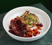Утиная ножка с картофельным гратеном и ягодным соусом