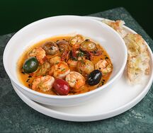 Kреветки по-сицилийски с каперсами и оливками