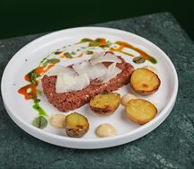 Тартар из говядины с печеным картофелем и соусом айоли