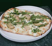 Римкая пицца Четыре сыра с грушей и рукколой