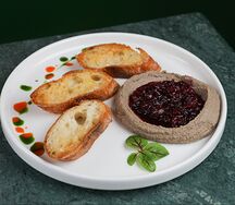 Куриный паштет с ягодным соусом и багетом