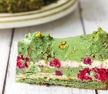 Фисташковый торт с малиной