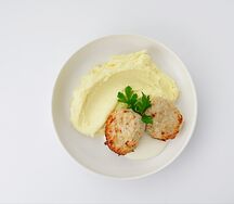 Куриные котлеты с пюре и сырным соусом