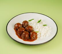 Фрикадельки с рисом и соусом черный перец