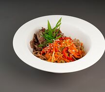 Гречневая лапша Wok с говядиной и овощами