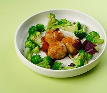 Рубленые котлеты из птицы с запеченной брокколи