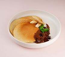 Панкейки с шоколадно-банановым соусом