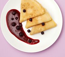 Блины с соусом из черной смородины