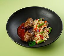 Мясные котлеты с рисом и овощами