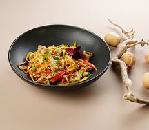 Лапша удон пшеничная с курицей и овощами