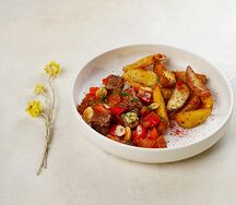 Гуляш из говядины с картофелем, запеченный в травах