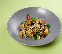 Сковородка с цыпленком в сливочном соусе