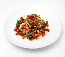 Салат с овощами и фасолью под соусом Чили