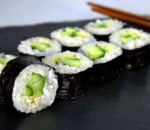 Классический ролл с огурцом