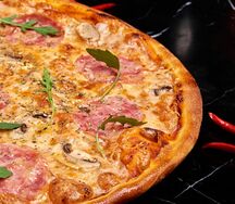 Пицца с ветчиной и грибами 