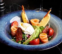 Салат с авокадо, лососем и яйцом пашот