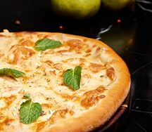 Пицца с грушей и сыром горгонзола