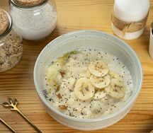 Каша овсяная с бананом и орехами