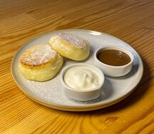 Сырники со сметаной и карамелью