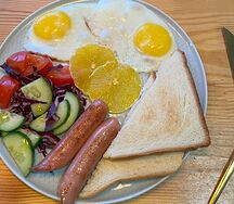 Глазунья с колбасками