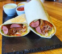 Докерсы с беконом и колбасками