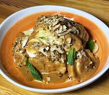 Венская вафля с бананами, соленой карамелью и сливочным кремом