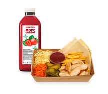 Шаурма на тарелке с курицей и морс