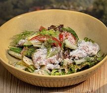 Теплый салат с ростбифом и грецким орехом