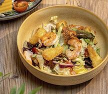 Салат с вяленой хурмой, креветками и жареным сыром